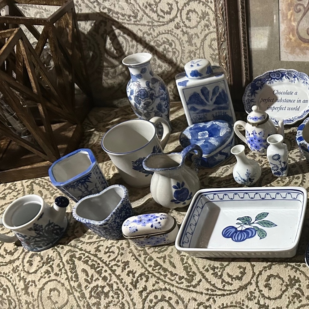 Blue/Blue Willow Style dishes & trinkets